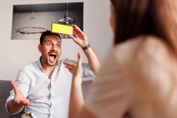 Çift Evde Kelime Tahmin Oyunu Oynayıp Akıllı Bir Telefon Uygulamasından — Stok fotoğraf