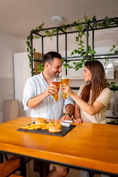 Verliebtes Paar Das Spaß Daran Hat Die Freizeit Hause Zusammen — Stockfoto