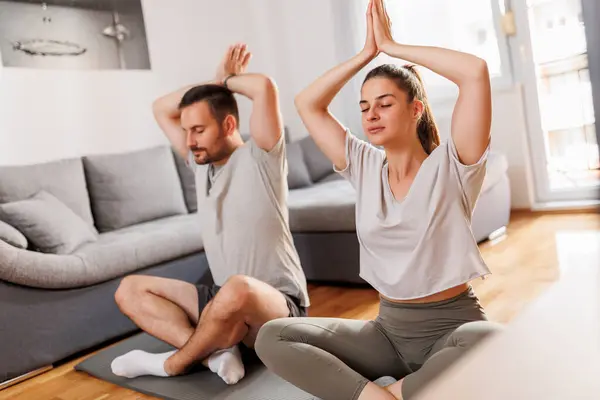 Pareja Relajándose Mientras Hacen Yoga Como Rutina Ejercicios Matutinos Juntos — Foto de Stock