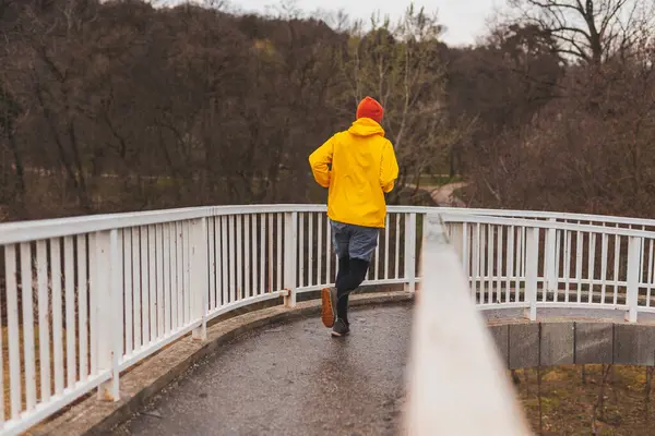 Homem Ativo Correndo Caminho Ponte Dia Nublado Outono — Fotografia de Stock