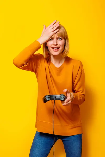 Портрет Молодой Женщины Проигрывающей Видеоигры Изолированные Желтом Фоне — стоковое фото