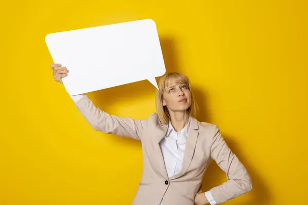 一个女人拿着一块空白的纸片 在黄色背景下与复制空间隔离的想法 — 图库照片