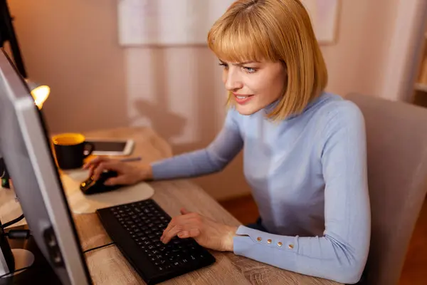 Mujer Sentada Escritorio Una Oficina Trabajando Con Computadora Escritorio Diseñadora —  Fotos de Stock