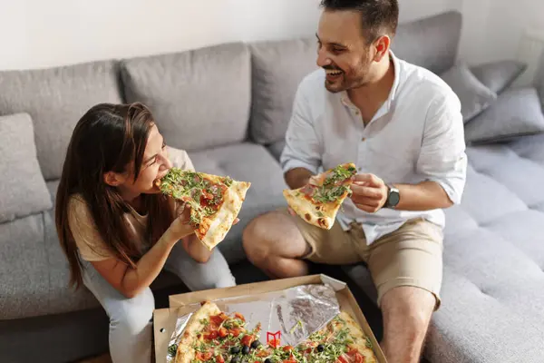 Όμορφο Νεαρό Ζευγάρι Ερωτευμένο Χαλαρώνοντας Στο Σπίτι Τρώγοντας Πίτσα Και — Φωτογραφία Αρχείου