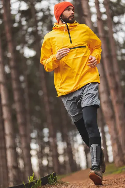 Hombre Activo Corriendo Parque Día Nublado Otoño — Foto de Stock