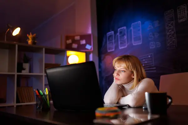 Mujer Trabajando Horas Extras Hasta Tarde Noche Oficina Casa Cansada —  Fotos de Stock