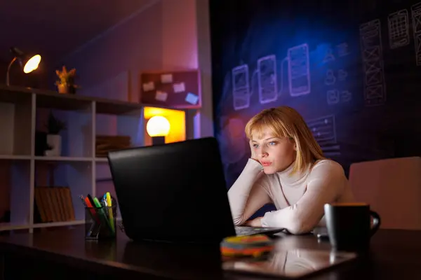 Mujer Trabajando Horas Extras Hasta Tarde Noche Oficina Casa Cansada —  Fotos de Stock