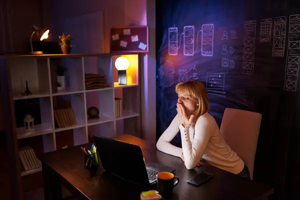 Gece Geç Saatlere Kadar Çalışan Bir Kadın Masasında Otururken Esniyor — Stok fotoğraf