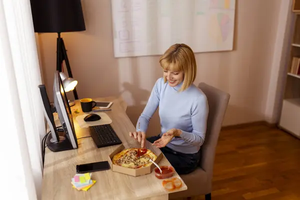 Woman Working Remotely Home Sitting Her Desk Home Office Eating — Stock Photo, Image