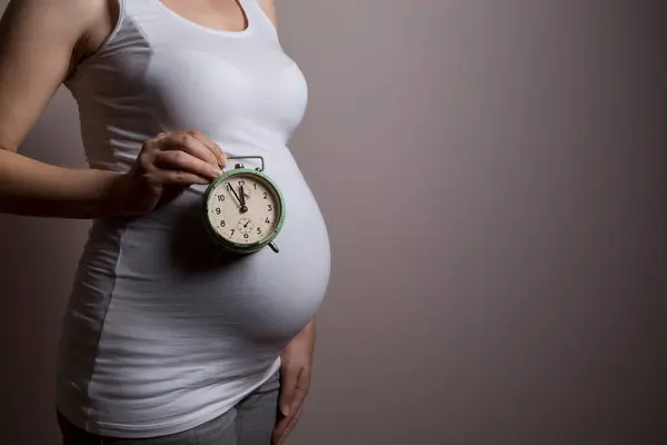 Acercamiento Del Vientre Una Mujer Embarazada Mujer Pie Junto Fondo — Foto de Stock