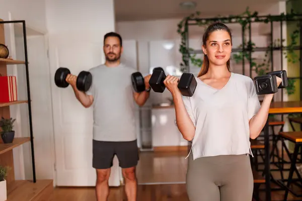 Actieve Paar Uit Werken Thuis Doen Armen Oefeningen Tillen Gewichten — Stockfoto