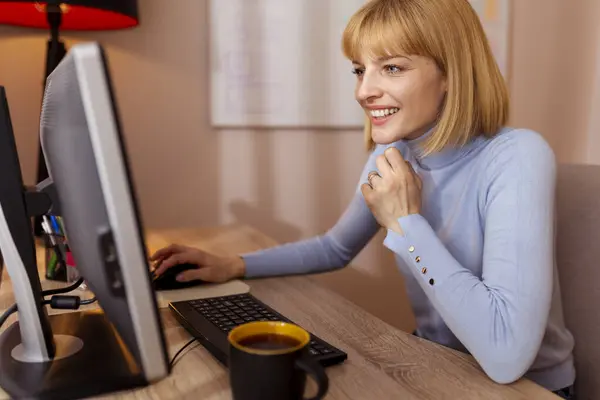 Mujer Sentada Escritorio Oficina Casa Trabajando Con Computadora Escritorio Teniendo —  Fotos de Stock
