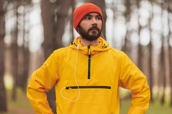 Actieve Man Joggen Het Park Ochtend Een Bewolkte Herfstdag Een — Stockfoto