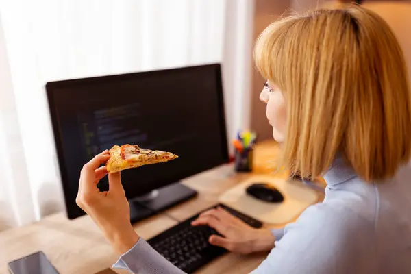 Softwareentwicklerin Arbeitet Homeoffice Sitzt Schreibtisch Und Isst Pizza Während Sie Stockbild