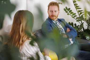 İş arkadaşları bir ofiste çalışırken kahve molası veriyorlar. 