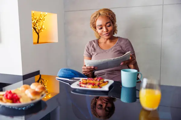 Mooie Jonge Vrouw Lezen Krant Het Drinken Van Koffie Tijdens — Stockfoto