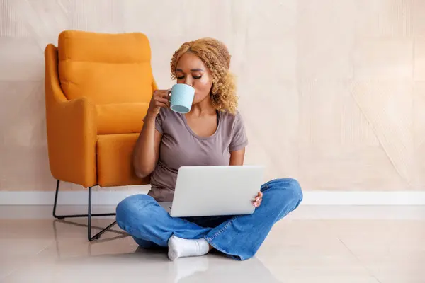 Mujer Trabajando Remotamente Desde Casa Usando Computadora Portátil Bebiendo Café —  Fotos de Stock
