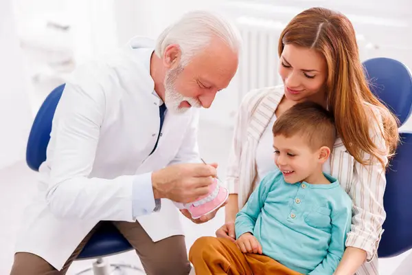 Criança Consultório Odontológico Sentado Colo Mãe Para Check Dentista Sênior — Fotografia de Stock