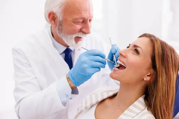 Mulher Fazendo Check Dentário Consultório Odontológico — Fotografia de Stock