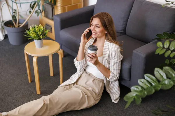 Vysoký Úhel Pohledu Ležérní Mladé Obchodní Žena Přestávkou Kávu Telefonem — Stock fotografie