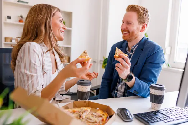 Επιχειρηματίες Κάνουν Διάλειμμα Για Φαγητό Στο Γραφείο Τρώνε Πίτσα Και — Φωτογραφία Αρχείου