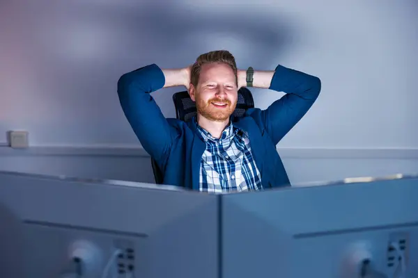 Pewny Sukcesu Biznesmen Siedzący Przy Biurku Korzystający Komputera Stacjonarnego Pracujący — Zdjęcie stockowe