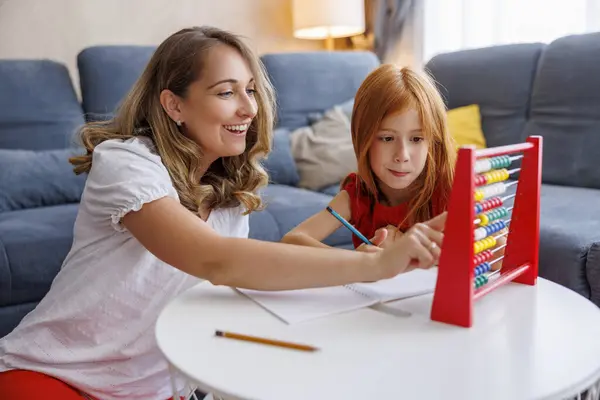 Moeder Helpt Dochter Met Schoolproject Huiswerk Studeert Wiskunde Oefent Summatie — Stockfoto