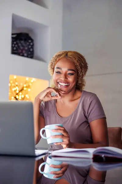 Mujer Bebiendo Café Sonriendo Utilizando Ordenador Portátil Relajarse Casa —  Fotos de Stock
