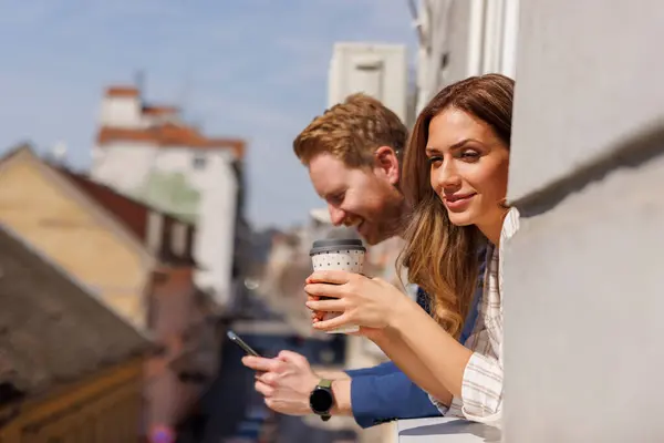 Tillfälliga Affärskollegor Som Tittar Genom Kontorsfönstret Medan Tar Kaffepaus Dricker — Stockfoto