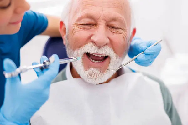Dentiste Appliquant Anesthésique Local Patient Pour Engourdir Douleur Avant Intervention — Photo