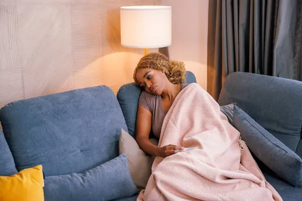 온도계 약하고 피곤을 사용하여 온도로 집에서 침대에 독감이있는 — 스톡 사진