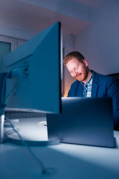 사무실에서 일하는 데스크탑 컴퓨터를 책상에 자신감 성공적인 사업가 — 스톡 사진