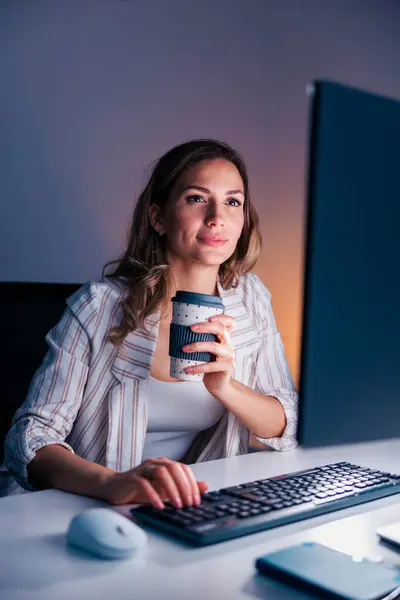 Žena Web Designer Pracuje Pozdě Kanceláři Pití Kávy Pomocí Notebooku — Stock fotografie