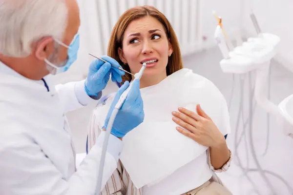 Woman Afraid While Sitting Dental Chair Dentist Office While Doctor — Stock Photo, Image