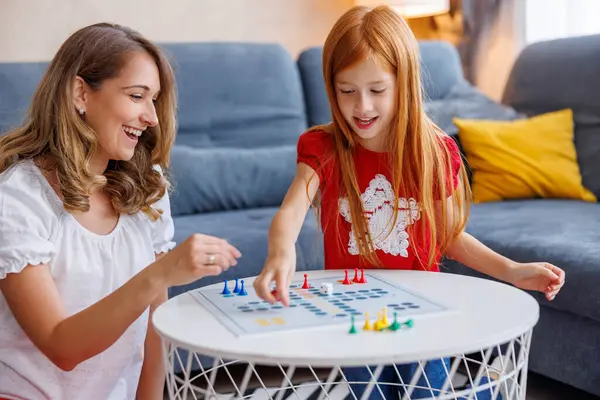 Mooie Moeder Dochter Hebben Plezier Spelen Ludo Bordspel Terwijl Het — Stockfoto