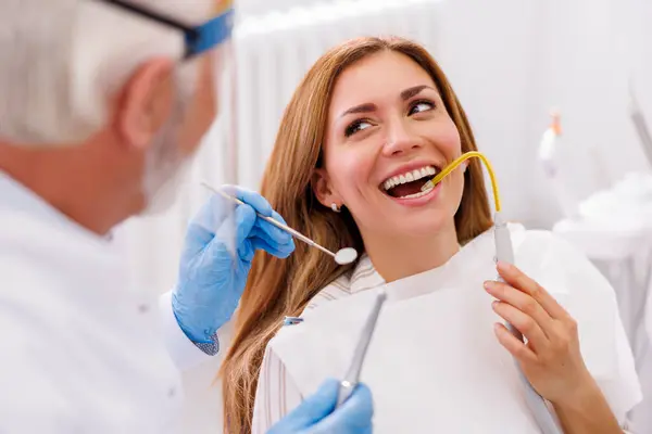 Dentista Que Fija Diente Del Paciente Clínica Dental Usando Taladro Fotos de stock