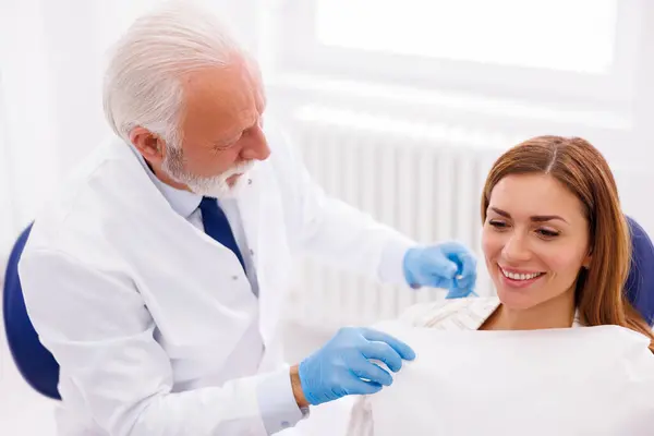 Mujer Consultorio Del Dentista Sentada Silla Dental Lista Para Chequear Imagen de archivo