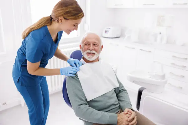 Dişçi Muayenehanesinde Kıdemli Bir Adam Diş Hekimliği Koltuğunda Oturuyor Kontrole - Stok İmaj