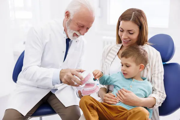Starší Zubní Lékař Vzdělávání Dětský Pacient Sedí Matčině Klíně Správné Royalty Free Stock Obrázky