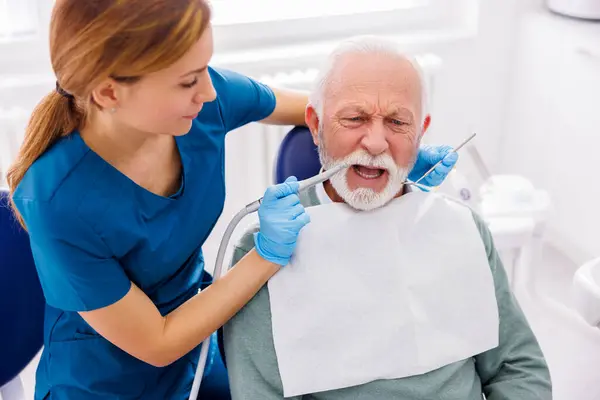 Tandläkare Fastställande Patientens Tand Tandvårdskliniken Med Hjälp Tandborr Och Vinklad Stockfoto