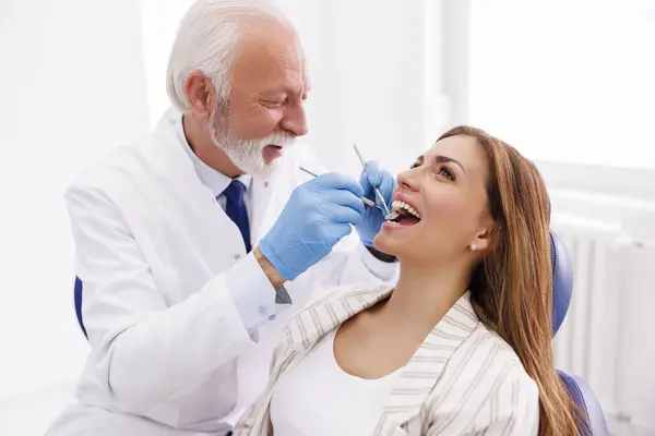Médico Edad Avanzada Revisando Paciente Consultorio Del Dentista Fotos de stock libres de derechos