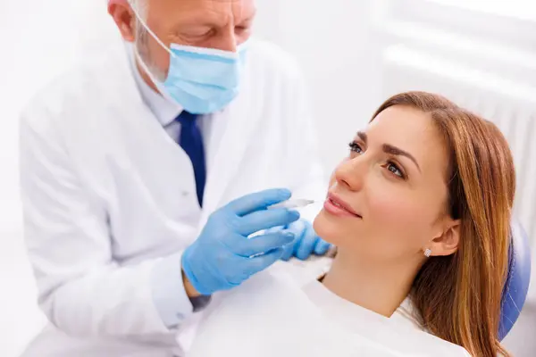 Detail Dentist Applying Local Anesthetic Patient Numbing Pain Procedure Doctor — Stock Photo, Image