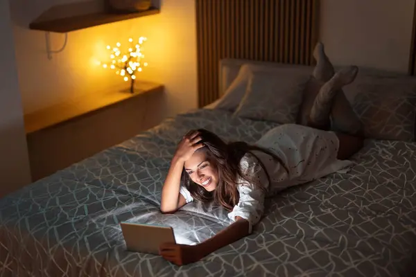 Beautiful Young Woman Relaxing Home Late Night Lying Bed Using — Stock Photo, Image