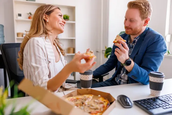 Gente Negocios Almorzando Oficina Comiendo Pizza Tomando Café —  Fotos de Stock