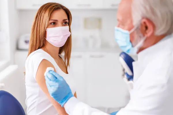 Doctor Dissinfecting Young Female Patient Vaccine Application Spot Using Cotton — Stock Photo, Image