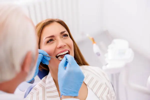 歯科検査を受けている女性歯科オフィス — ストック写真