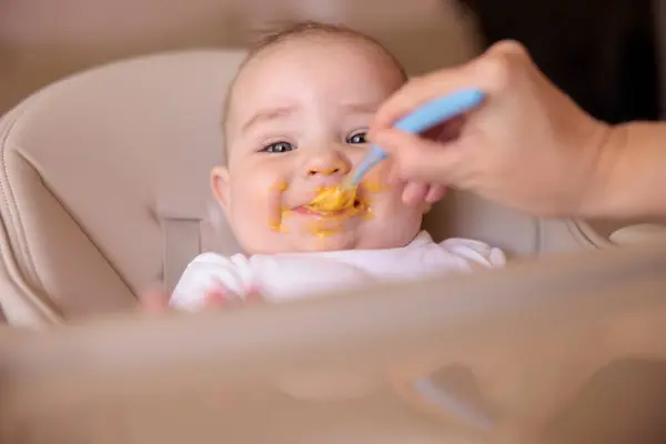 Madre Alimentación Gachas Feliz Bebé Alegre Niño Usando Cuchara Alegre —  Fotos de Stock