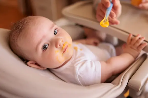 Madre Alimentando Bebé Con Cuchara Introduciendo Primera Comida Sólida Bebé —  Fotos de Stock
