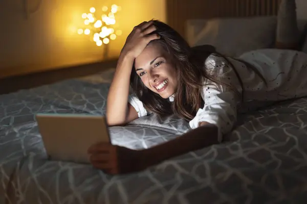 Piękna Młoda Kobieta Leżąca Łóżku Późno Nocy Relaksująca Bawiąca Się — Zdjęcie stockowe