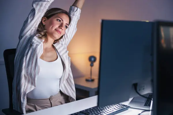Mujer Estirándose Mientras Está Sentada Escritorio Oficina Cansada Mientras Trabaja —  Fotos de Stock